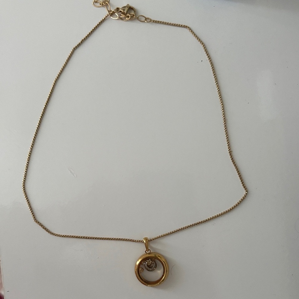 Elegant Gold Pendant Necklace